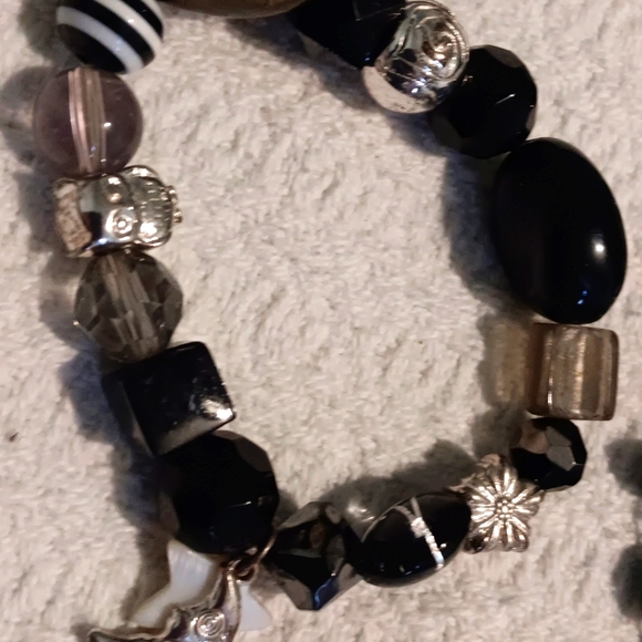 Dark glamorous color coordinated set of costume jewelry. - Picture 3 of 4